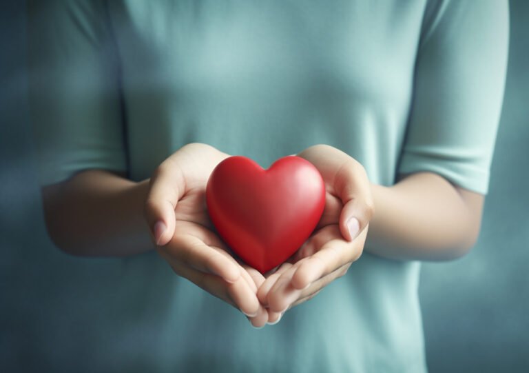Corazon en manos de una chica buena salud
