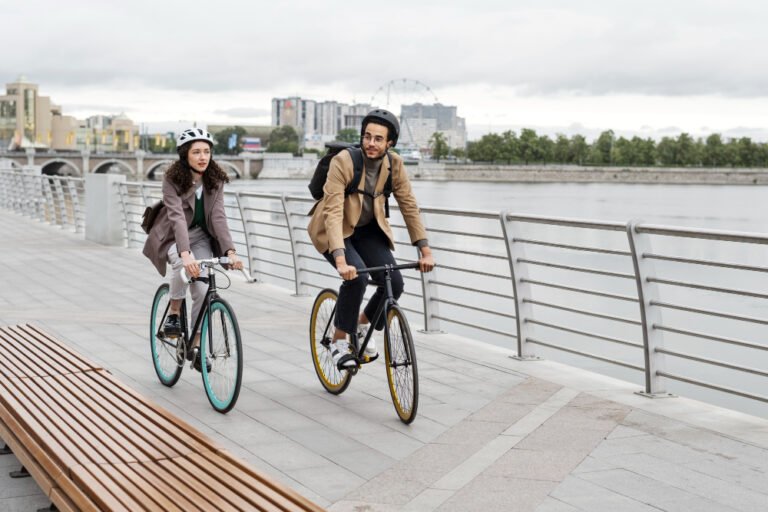 Hombre y mujer paseando con sus bicicletas urbanas por la ciudad