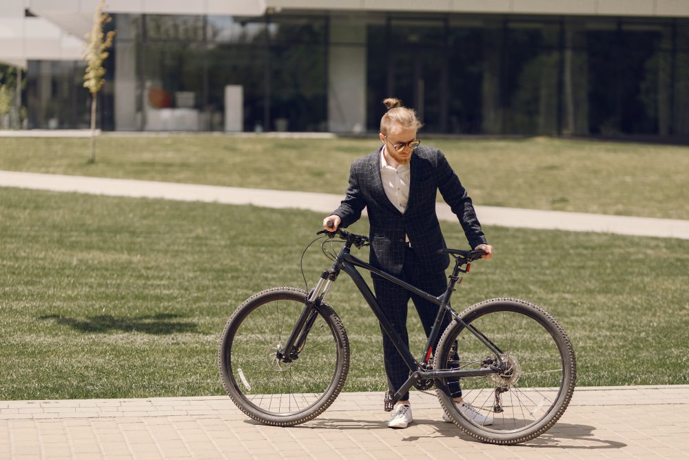 Bicicleta hibrida en ciudad y oficinas