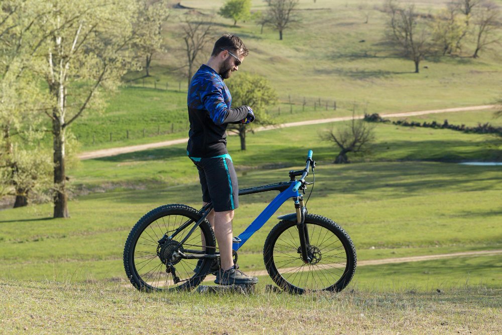 Bicicleta hibrida en montaña