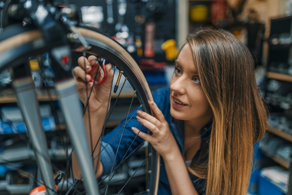 Mujer eligiendo accesorios de su bicicleta