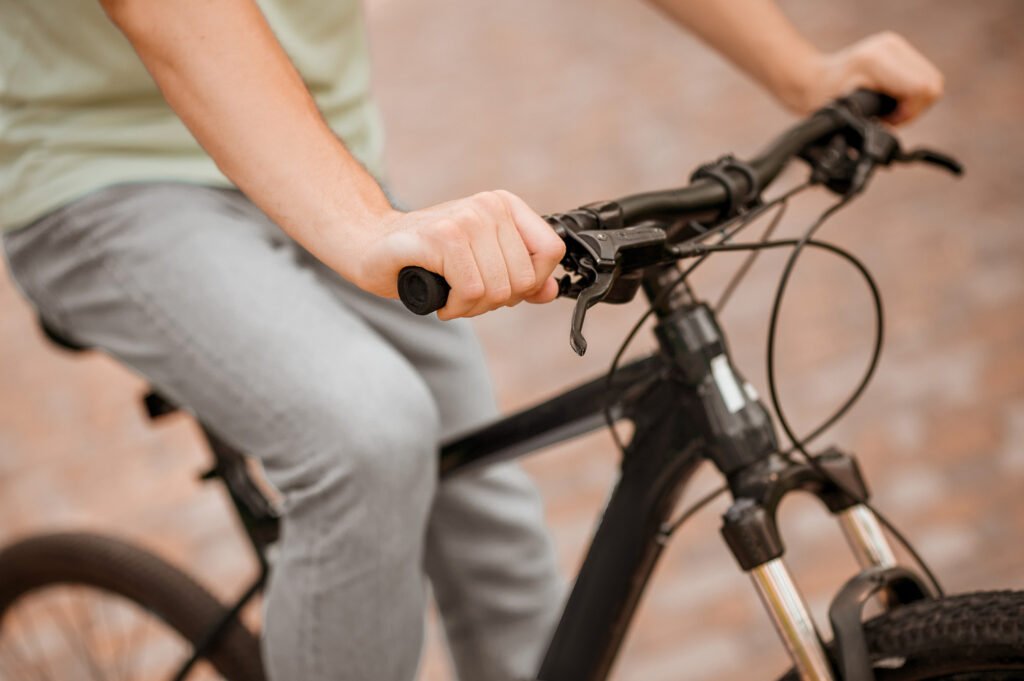 Bicicleta convencional con casco de ciclismo en el manillar para desplazamientos urbanos sin asistencia eléctrica.