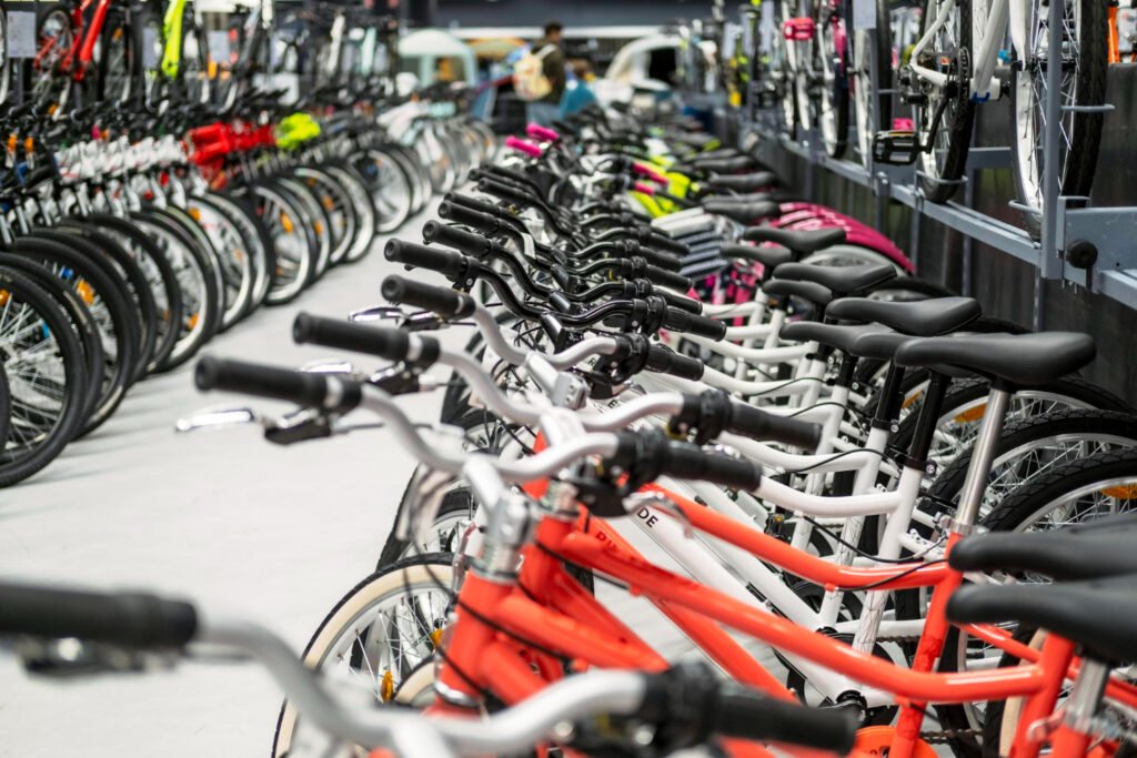 Exposición de bicicletas de diferentes modelos en una tienda para comparar precios y opciones de compra.