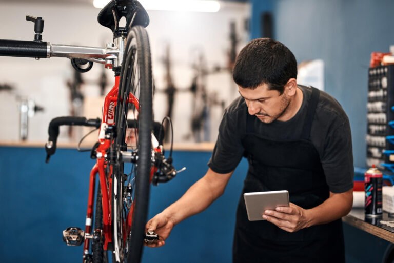 Mantenimiento de bicicleta en taller